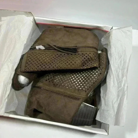 NIB!Natural Breeze-Faux Suede Perforated Chunky Heel Tassel Boots Size 9 - Picture 10 of 12